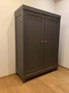 Kleiderschrank grau Seite