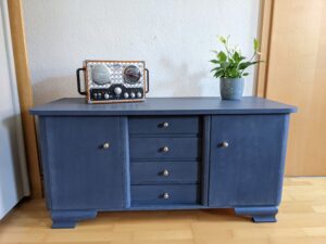 Vintage Kommode Blau mit Blumentapete