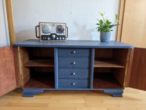 Vintage Kommode Blau mit Blumentapete