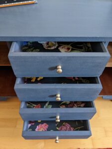 Vintage Kommode Blau mit Blumentapete