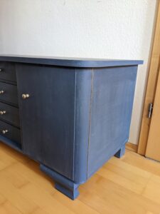 Vintage Kommode Blau mit Blumentapete